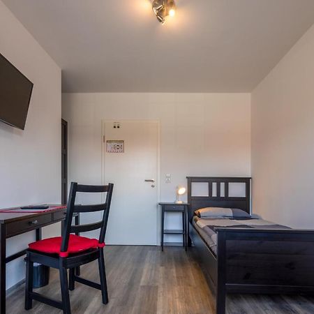 Gaestehaus Olympia Wilhelmshaven - Moderne Einzelzimmer Mit Eigenem Bad Fuer Monteure Schortens Exteriör bild