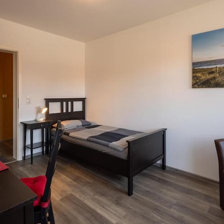 Gaestehaus Olympia Wilhelmshaven - Moderne Einzelzimmer Mit Eigenem Bad Fuer Monteure Schortens Exteriör bild