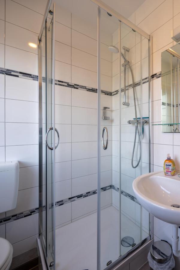 Gaestehaus Olympia Wilhelmshaven - Moderne Einzelzimmer Mit Eigenem Bad Fuer Monteure Schortens Exteriör bild