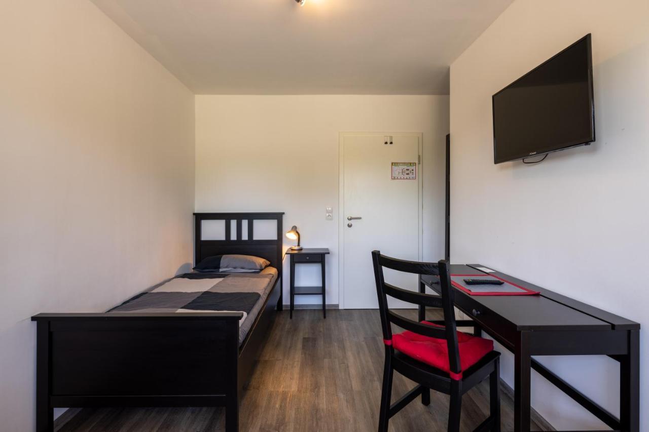 Gaestehaus Olympia Wilhelmshaven - Moderne Einzelzimmer Mit Eigenem Bad Fuer Monteure Schortens Exteriör bild